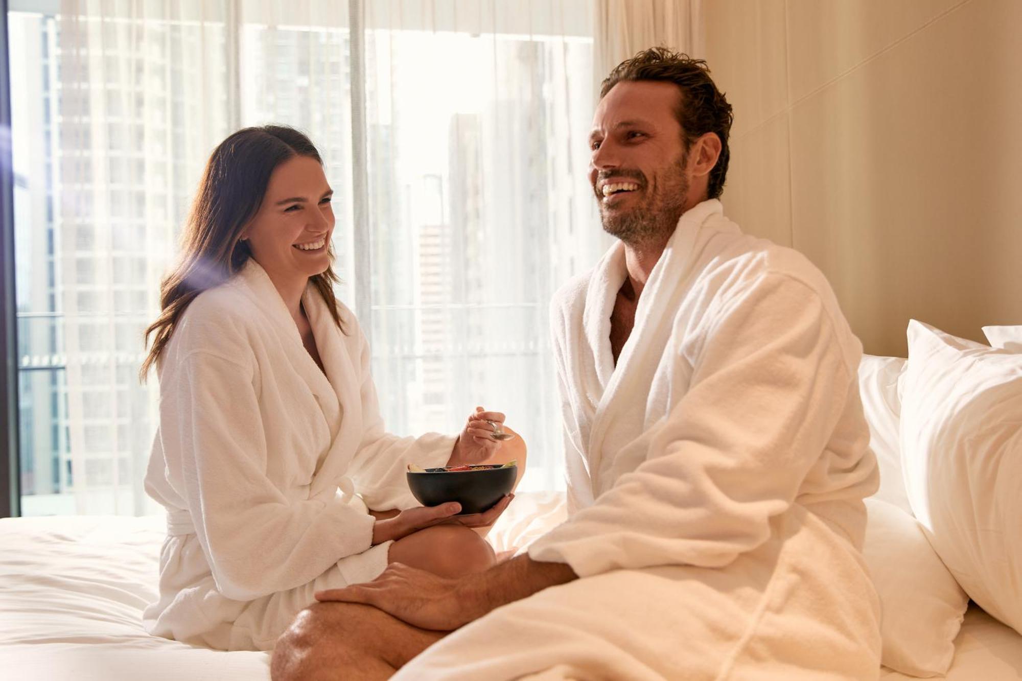 The Westin Brisbane Exterior foto A couple wearing bathrobes